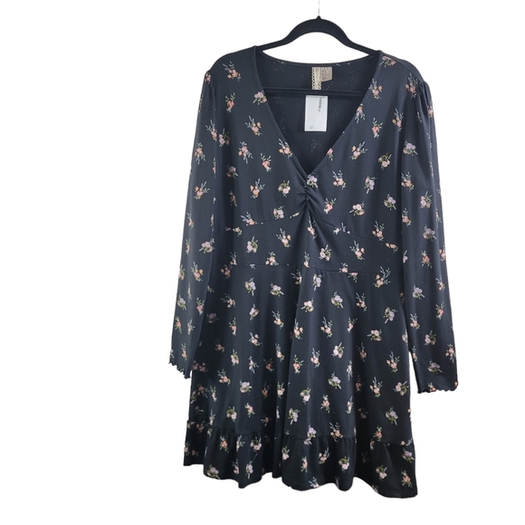 Dresses & Skirts - NWT H&M Black Floral VNeck Shaker Dress Sz XL